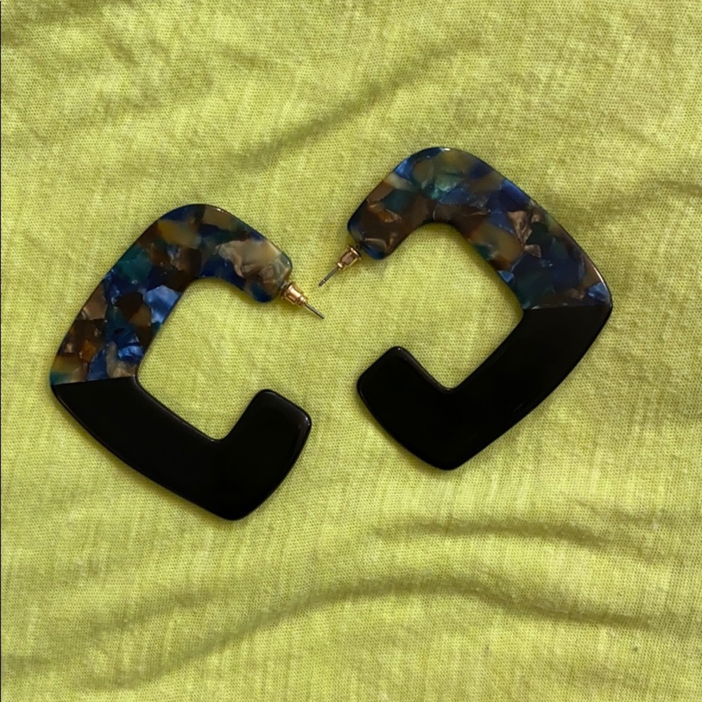 Square hoop earrings.